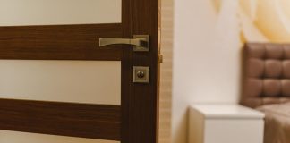 Kako odabrati pravu bravu za drvena vrata: sigurnost i stil u jednom potezu Kako odabrati pravu bravu za drvena vrata